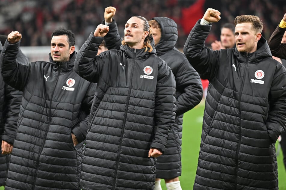 Enttäuschte Gesichter gab es beim FC St. Pauli nach der Pleite bei Meister Leverkusen nicht wirklich zu sehen.