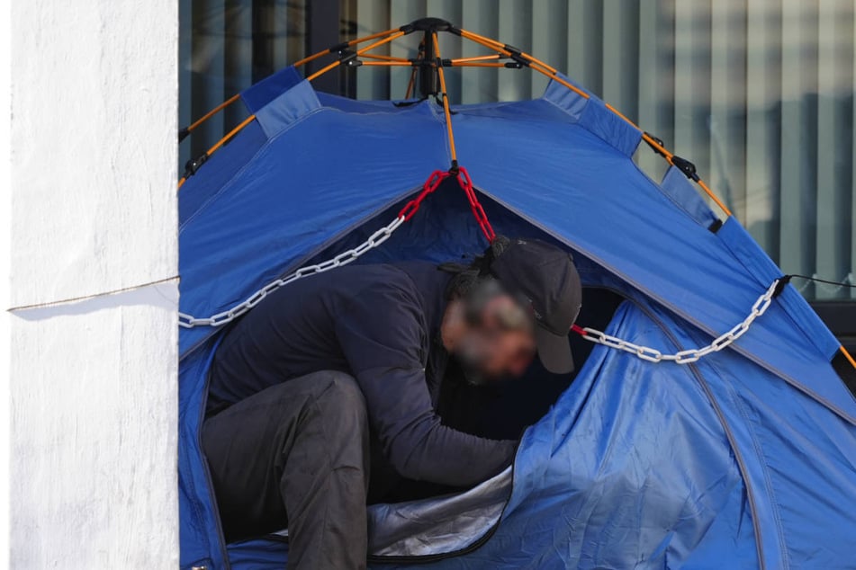 Die Obdachlosen konnten sich aus eigener Kraft aus dem brennenden Zelt retten. (Symbolfoto)