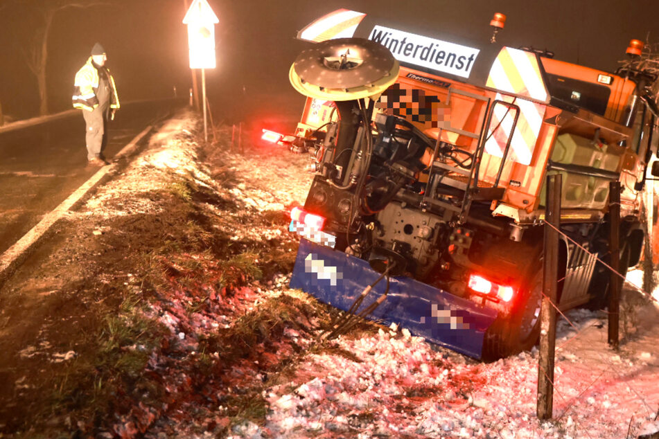 Lkw kracht gegen Leitplanke, Winterdienst kommt von Straße ab: Mehrere Unfälle durch Glätte