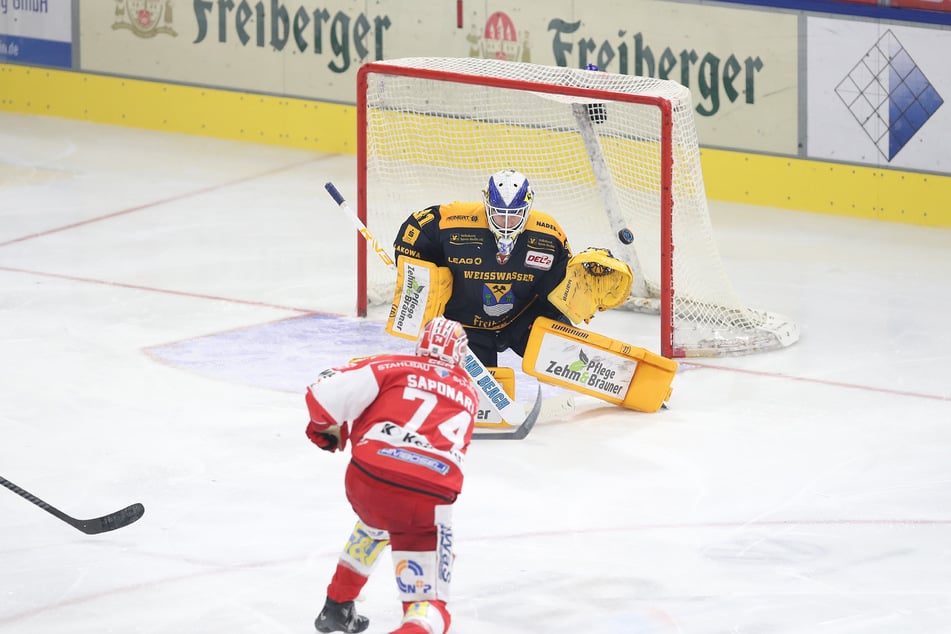 Eispirat Vinny Saponari netzt hier gegen Füchse-Goalie Anthony Morrone zum 2:1 ein.