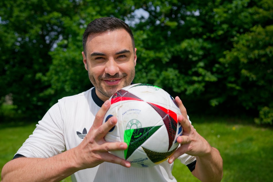Der Schauspieler Lars Steinhöfel "Easy Winter" aus der RTL Serie "Unter uns" kann mit Fußball nichts anfangen.