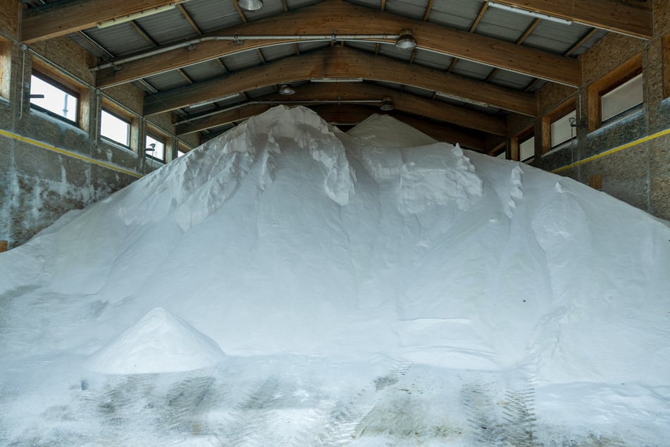 Auf Schnee und Eis vorbereitet: Die Salzlager der Straßenmeistereien (hier in Reichenbach) sind komplett gefüllt.