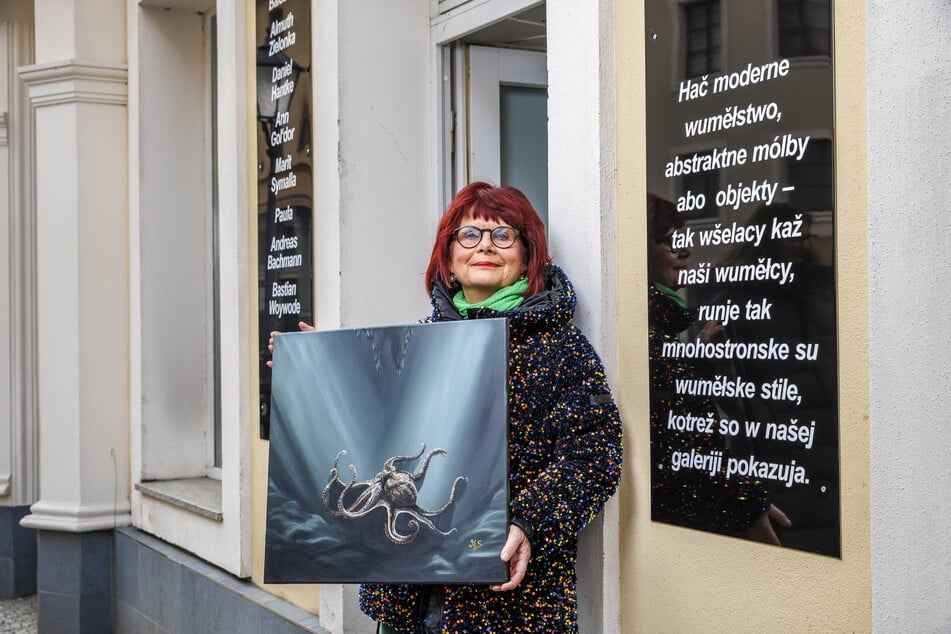 Künstlerin Angelika Püschel (66) mit einem Gemälde der Sorbin Marit Symalla.