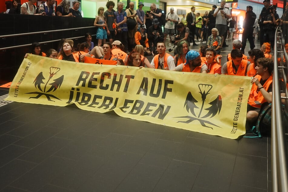 Mit einer Sitzblockade wollte die "Letzte Generation" im Flughafen Wien den Passagier-Verkehr behindern. Doch der Betreiber hatte eine schnelle Lösung parat.