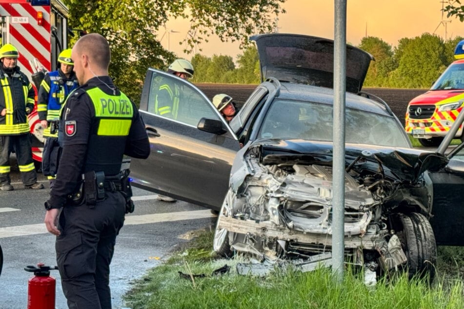 BMW und Audi krachen zusammen: Drei Verletzte bei Unfall auf Kreisstraße