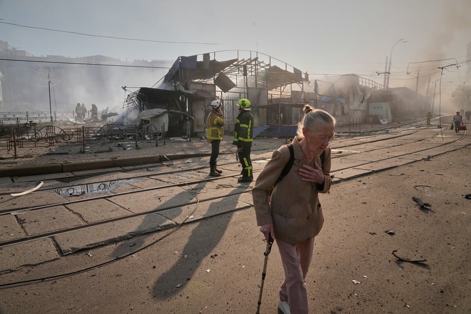 Nach einem massiven Angriff Russlands auf die Ukraine in der Nacht zu Sonntag werden weitere Verletzte bekannt.