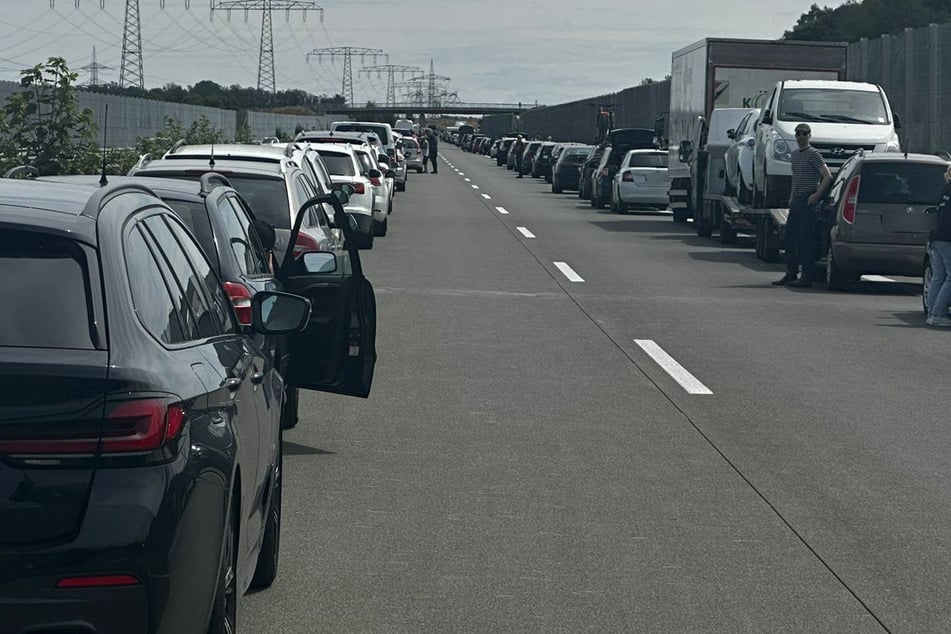 Die anderen Reisenden bildeten eine Rettungsgasse.