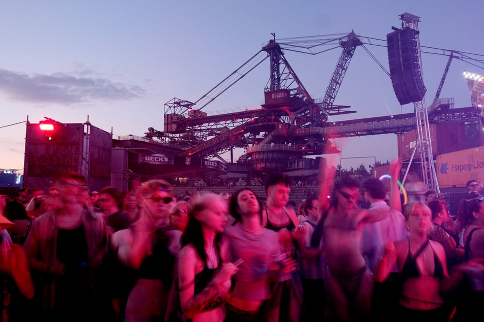 Auf dem Gelände der Baggerstadt Ferropolis gibt's diesem Sommer gleich mehrere Festival-Wochenenden zu erleben, darunter das "HIVE" und das "Splash". (Archivfoto)