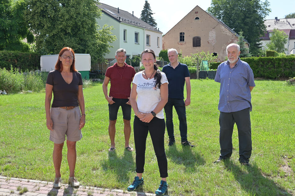 Sie wollen das geplante Holzheizkraftwerk in Siegmar verhindern: (v.l.) Christiane Kleinhempel, Lutz Neubert, Maxi Köhler, Bernhard Herrmann und Gert Rehn.