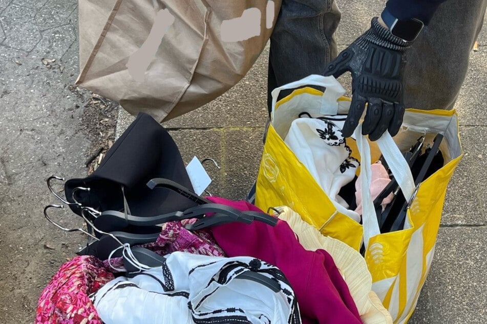 Die Diebe gingen sehr offensichtlich vor, schafften es aber trotzdem, Kleidung im Wert von 2500 Euro zu klauen.