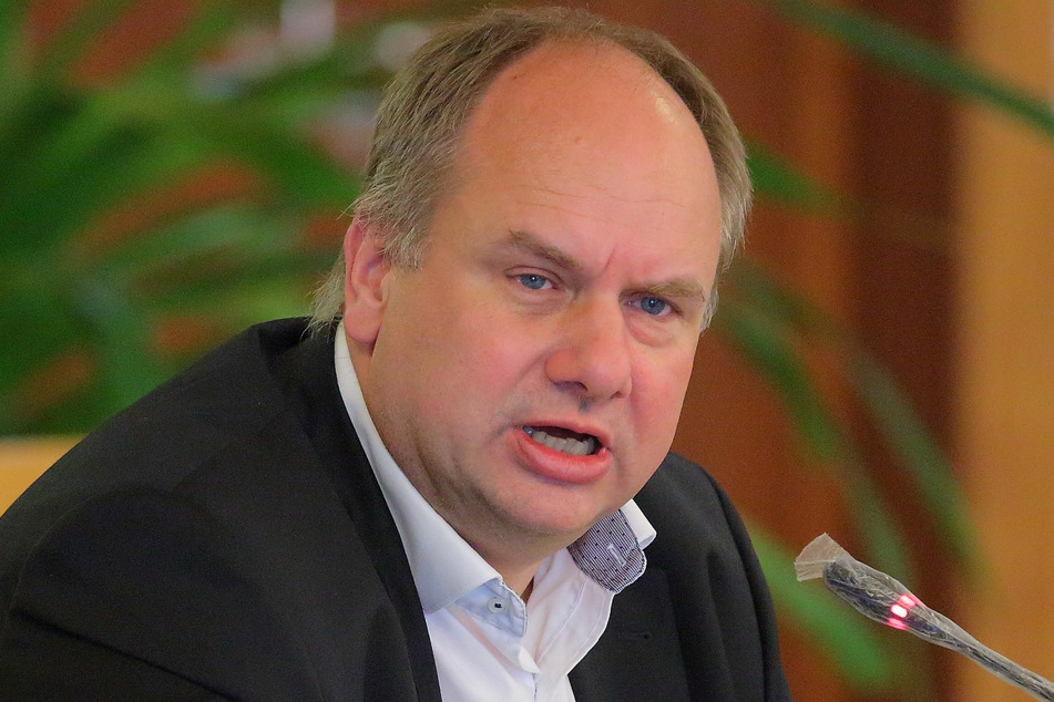OB Dirk Hilbert (49, FDP).