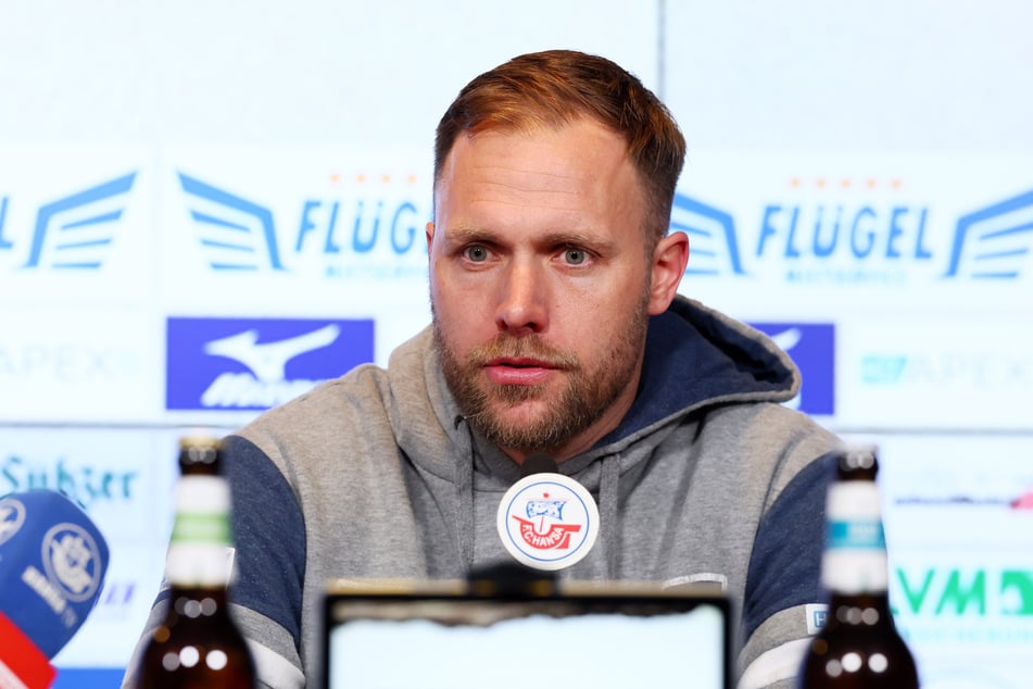 Rostock-Trainer Daniel Brinkmann (39) kann sich für den neu eingeführten Handshake-Dialog so gar nicht erwärmen.