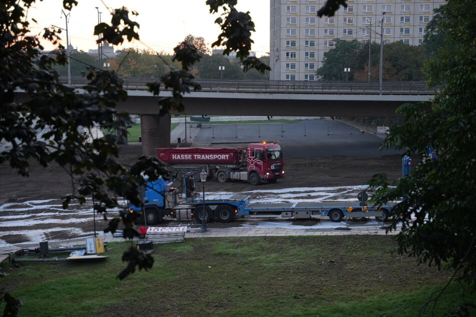 Die ersten Lkw haben sich an der Carolabrücke eingefunden.