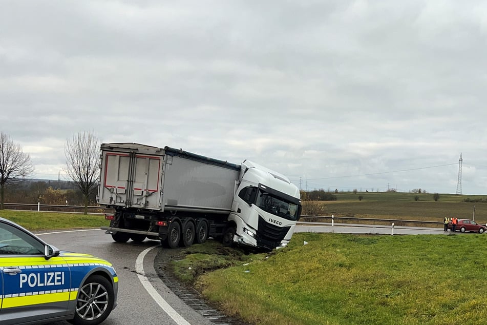 Die Frau habe sich nach eigenen Angaben vor einem im Graben liegenden Fahrzeug erschrocken und folglich das Lenkrad verrissen, hieß es.