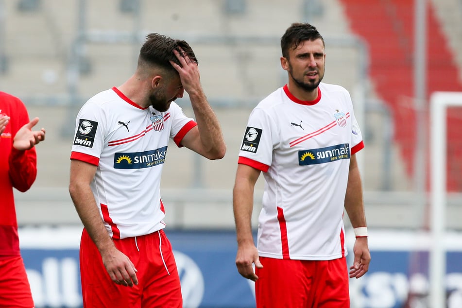Enttäuschung nach der 1:2-Niederlage gegen 1860 München: Morris Schröter (l.) und FSV-Abwehrchef Davy Frick.