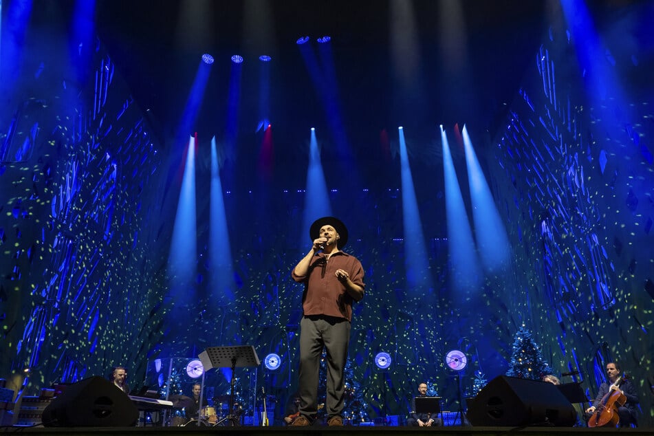 Vor der Show habe es noch eine kurze Abstimmung mit dem Kaiser Quartett gegeben, so Mutzke. Die Musiker wollten die Bühne zwischen ihren Stücken verlassen, doch er habe sich gewünscht, "dass wir zeigen, dass wir einander zuhören und den Abend gemeinsam tragen, auch wenn man gerade nicht spielt". Das bewusste Brechen mit Routinen habe zur gewünschten Wohnzimmer-Atmosphäre beigetragen.