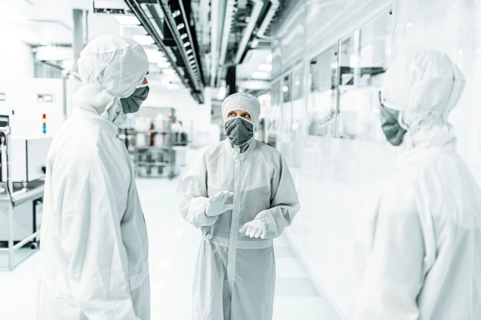 In der Rolle als Produktionsmitarbeiter (m/w/d) leistest Du einen wesentlichen Beitrag zur Weiterentwicklung der Halbleiterindustrie.