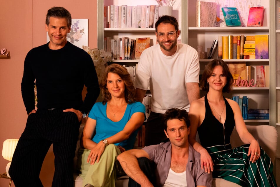 Bis auf Patrick Schlegel (34, 2.v.r.), den sie beim Casting kennenlernte, kannte Juana noch keinen ihrer neuen Kollegen.