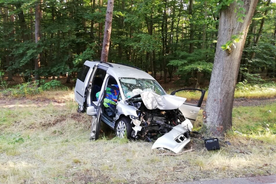 Nach dem Zusammenprall mit einem Baum entstand am verunfallten VW Caddy Totalschaden.