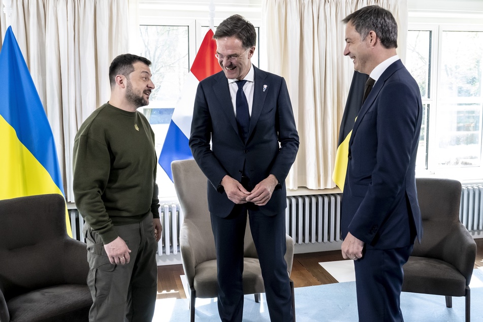 Wolodymyr Selenskyj (45, l.), Präsident der Ukraine, trifft in Den Haag auf Mark Rutte (56, M.), Ministerpräsident der Niederlande, und Alexander de Croo (47, r.), Premierminister von Belgien.