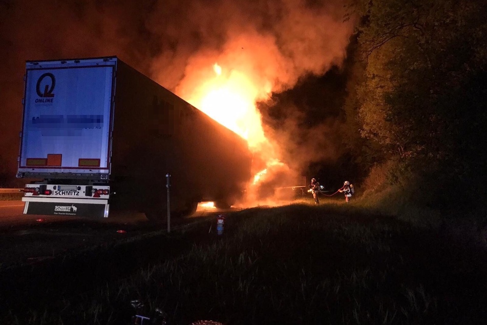 Der Laster krachte in die Baustelle und ging in Flammen auf.