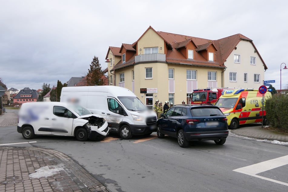 Die Fahrzeuge kollidierten im Kreuzungsbereich.