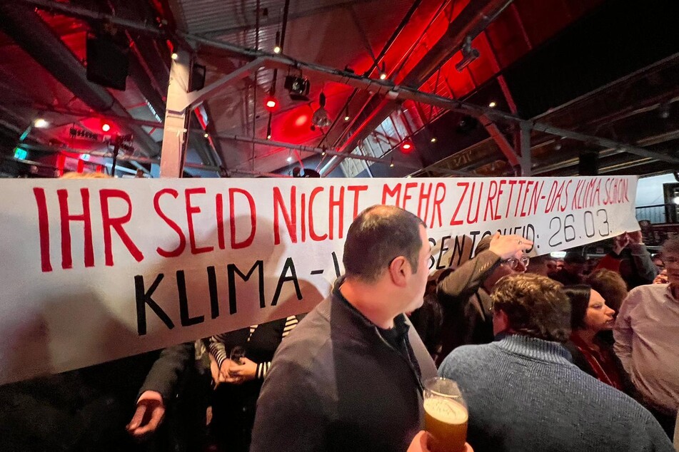 Klimaaktivisten stürmten die SPD-Wahlparty in Berlin-Kreuzberg.