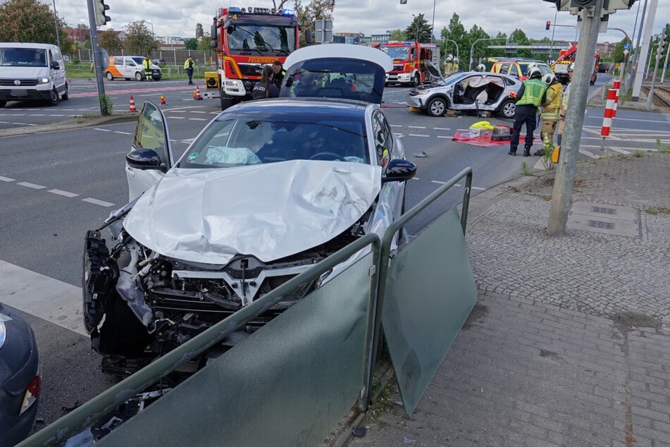 Ein Fahrzeug krachte gegen den Zaun einer angrenzenden Haltestelle.