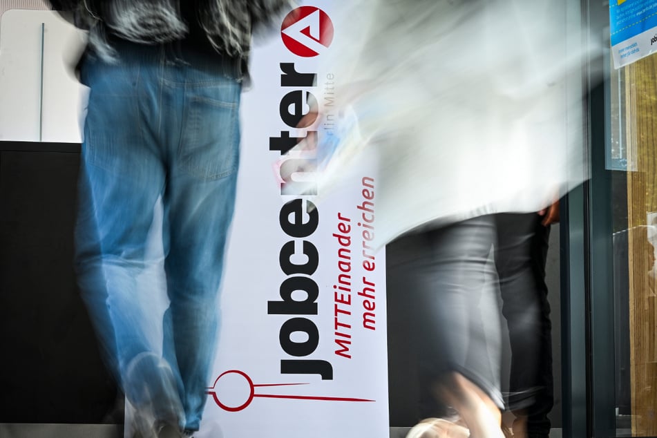 Andrang im Jobcenter - die Zahl der Arbeitslosen nähert sich dem hohen Niveau von vor zehn Jahren.