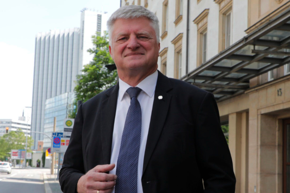OB-Kandidat Ulrich Oehme (60, AfD) schlägt für die Aufbewahrung von Briefwahl-Briefen eine Webcam und eine gläserne Box mit Uhr daneben vor.