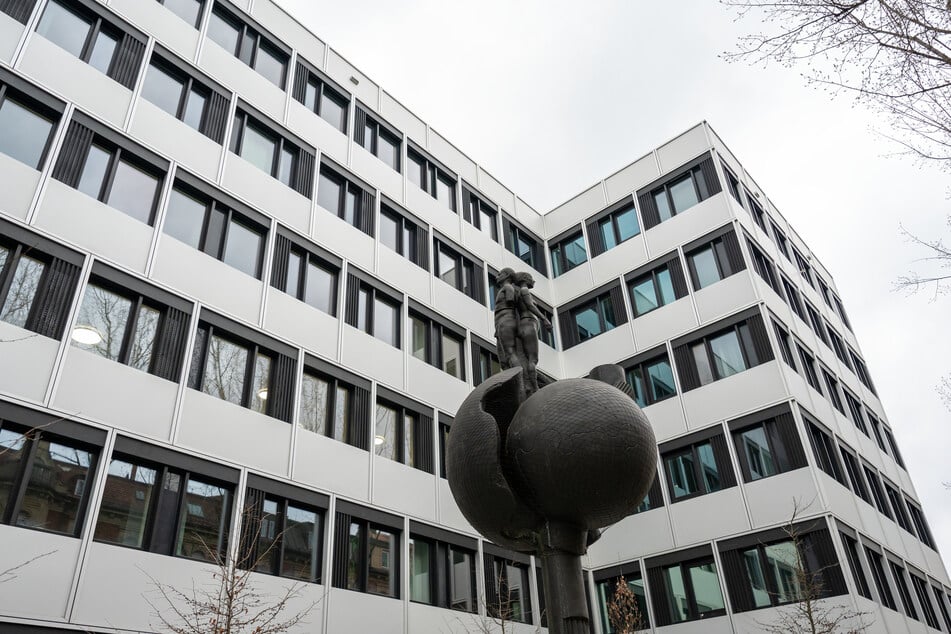 Für Papiere sollen fünfstellige Summen geflossen sein. Eine frühere Sachbearbeiterin der Münchner Ausländerbehörde steht mit ihrem Mann vor Gericht.