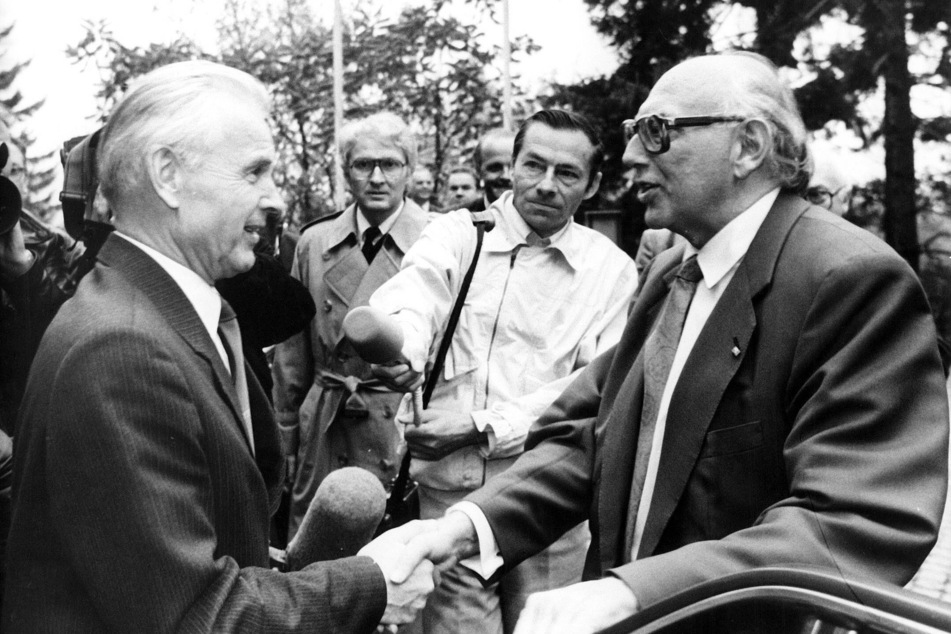 In der Wendezeit empfing Wolfgang Mischnick (r.) den damaligen Vorsitzenden des Ministerrates der DDR, Hans Modrow (93).