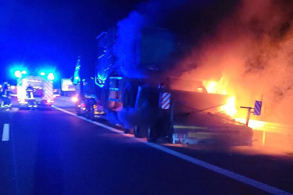 Unfall A38: Lkw brennt auf A38: Vollsperrung in der Nacht