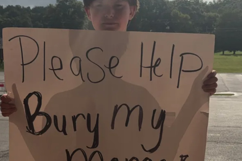 Zwei Tage lang stand der Junge mit seinem Schild am Straßenrand.