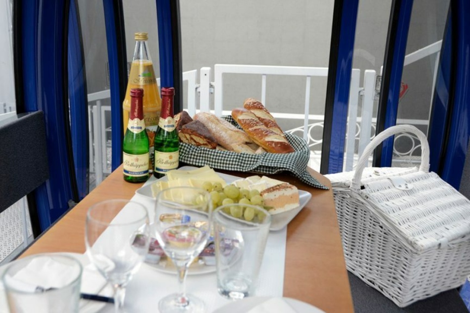 In der Gondel wartet ein reichlich gefüllter Picknickkorb auf Euch.