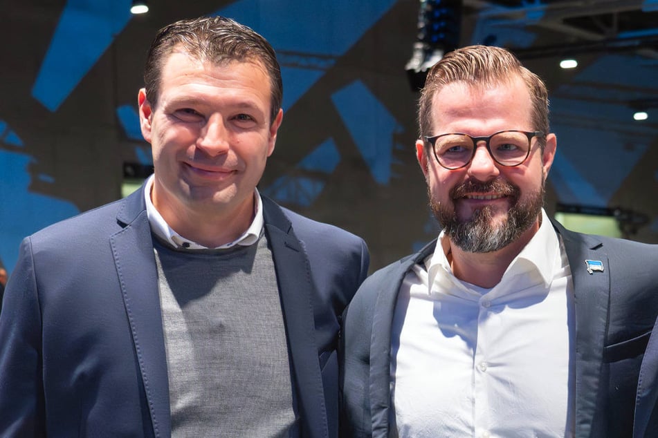 Sportdirektor Benjamin Weber (45, l.) und Präsident Fabian Drescher (42) können eine weitere Zweitligasaison mit Hertha BSC planen.