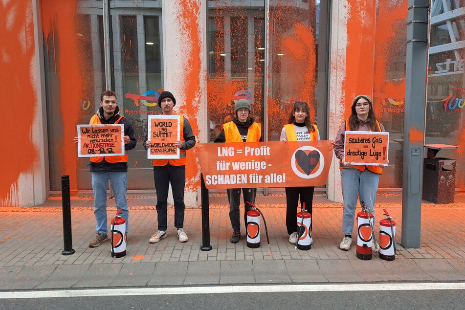 Auch Lilli Gomez (24, r.) nahm teil. Nach eigenen Angaben war die Studentin der Sozialarbeit bundesweit schon an über 50 Protestaktionen beteiligt.