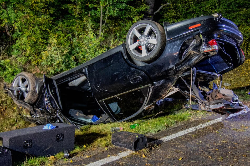 Aus noch ungeklärter Ursache war der mit drei Personen besetzte Mazda plötzlich von der Straße abgekommen und hatte sich überschlagen.