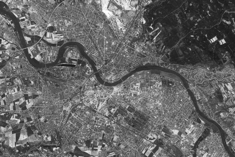 Dresden von oben im Jahr 1965: Gut zu erkennen sind die großflächigen Zerstörungen in der Stadtmitte - herbeigeführt durch die Bombenangriffe im Zweiten Weltkrieg.