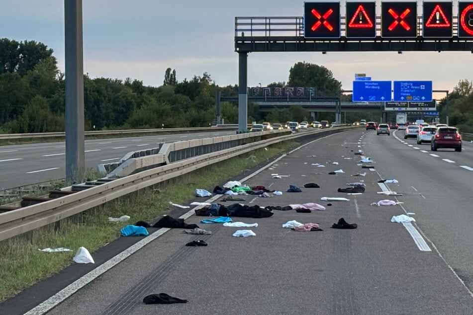 Auf der A45 bei Langenselbold in Hessen hat der Inhalt einer Dachbox am Dienstagabend für einen Polizeieinsatz gesorgt.