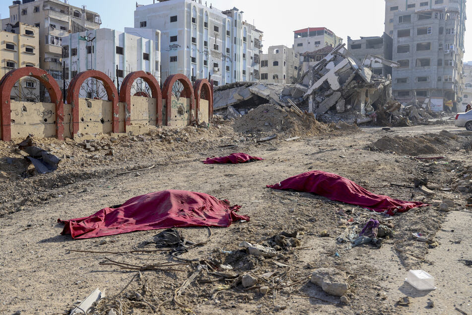 Leichen von Palästinensern, die bei der israelischen Bombardierung des Gazastreifens getötet wurden, liegen auf einer Straße in Gaza-Stadt.