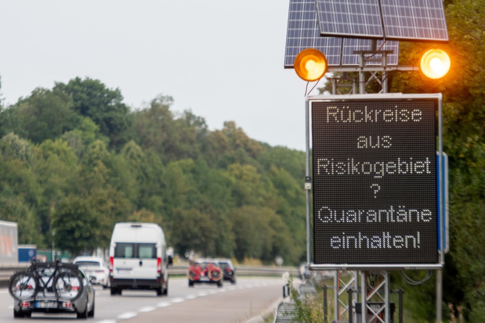 Langenau: Auf der Autobahn A7 werden Reisende aus Risikogebieten mit einer Leuchttafel "Rückreise aus Risikogebiet? Quarantäne einhalten!" auf die notwendigen Quarantänemaßnahmen hingewiesen.