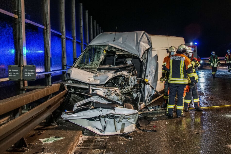 Stuttgart: Glätte-Unfall: Frau wird eingeklemmt und schwer verletzt