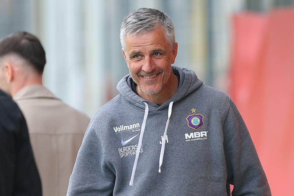 FCE-Trainer Jens Härtel (56) will mit einem Lächeln aus dem Spiel gehen. Er hofft auf einen Sieg.