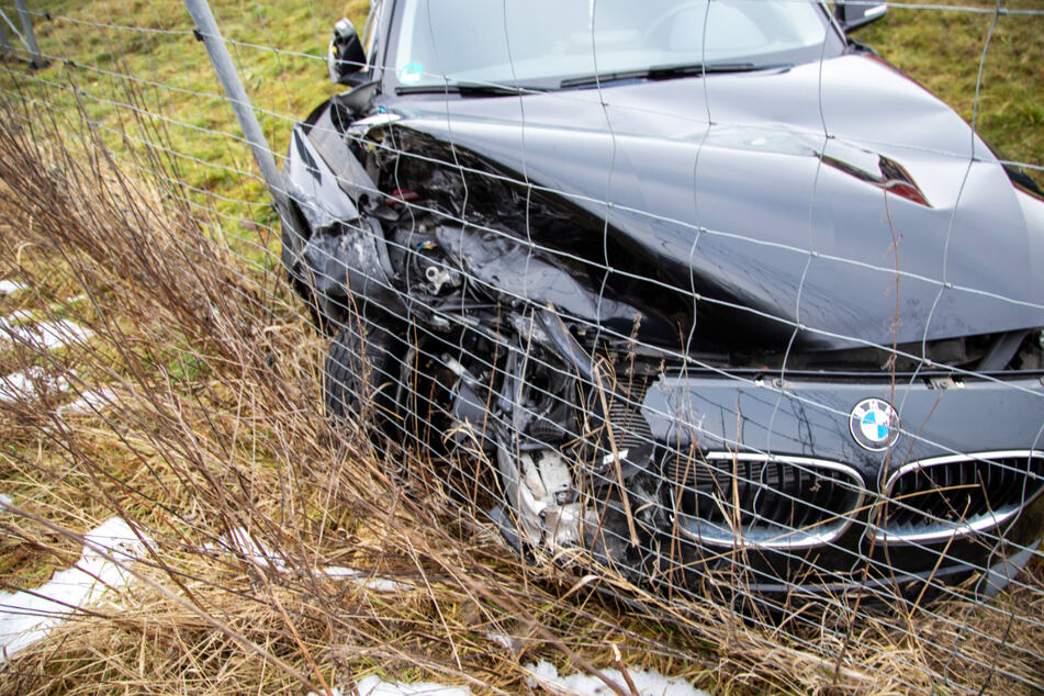 Der BMW kam nach dem Zusammenstoß von der Fahrbahn ab und landete im Graben.