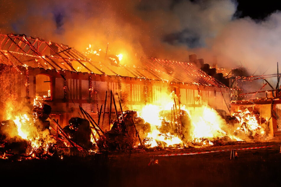 Scheune steht lichterloh in Flammen, Dachstuhl schon eingestürzt