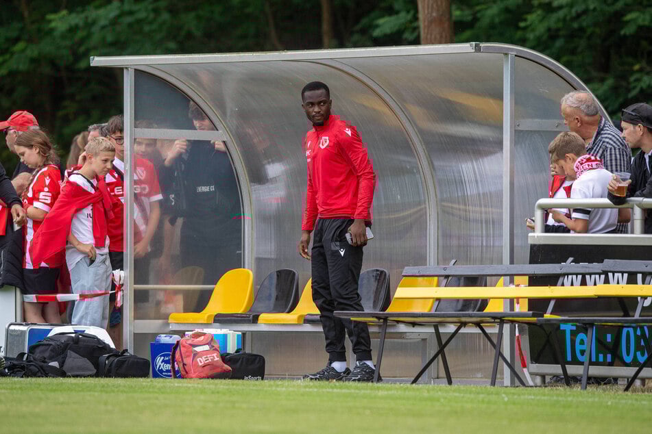Dennis Duah (21) wohnte dem Cottbuser Testspiel-Dreierpack am Wochenende vorerst als Beobachter bei, war bei allen Partien vor Ort.