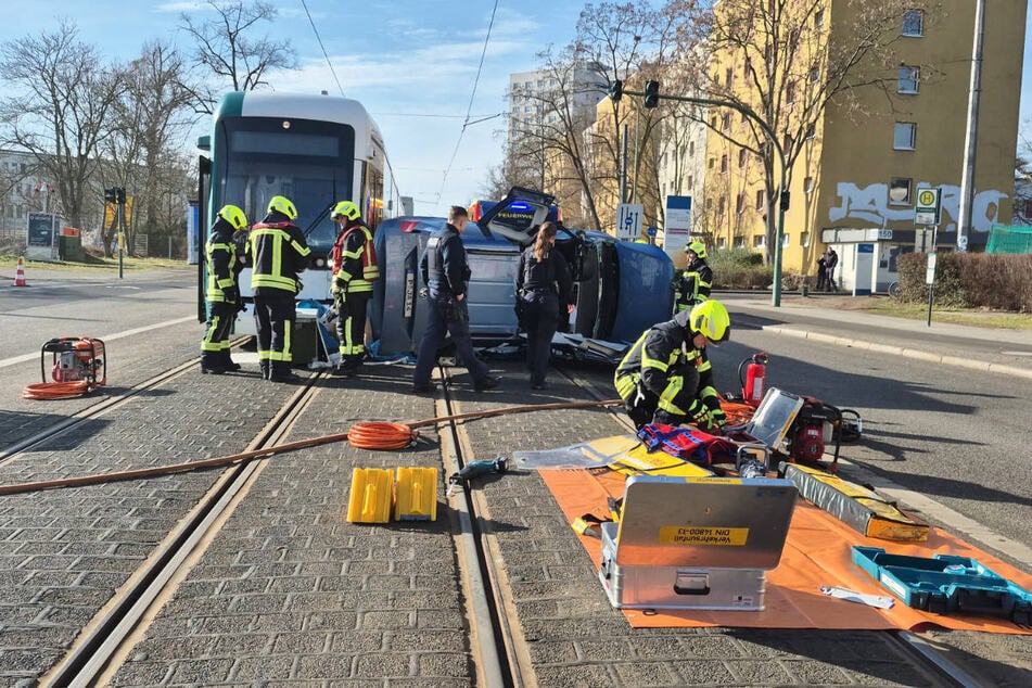 Der Caddy-Fahrer musste von der Feuerwehr mit hydraulischem Gerät aus seinem Fahrzeug befreit werden.