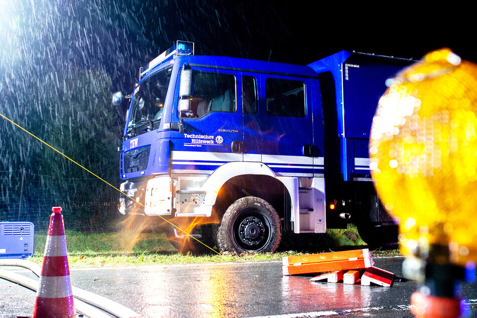 Das THW hat die Polizei bei dem großen Waffenfund unterstützt. (Symbolbild)