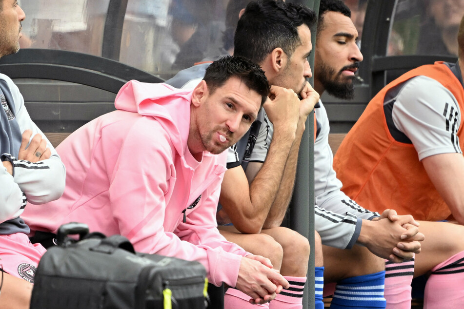 Dieses Bild erzürnte viele Zuschauer in Hongkong: Lionel Messi (36) stand nicht auf dem Platz, sondern saß in Alltagskleidung und Kaugummi kauend auf der Bank.
